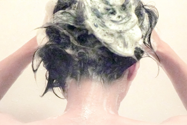 髪の毛を洗う妊婦